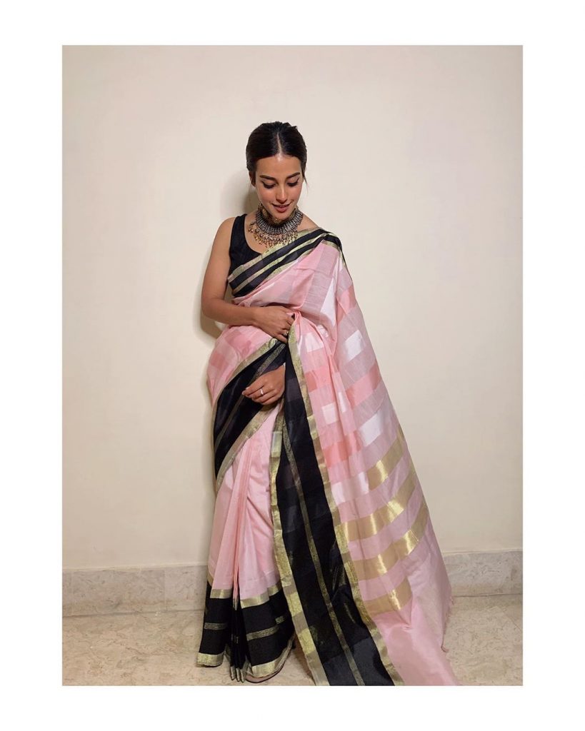 Adoring Pictures of Iqra Aziz in Saree – All Collection