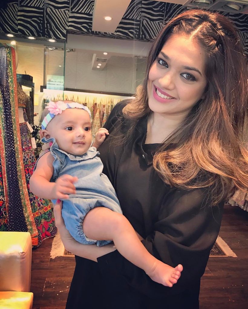 Beautiful Pictures of Sanam Jung with Her Daughter