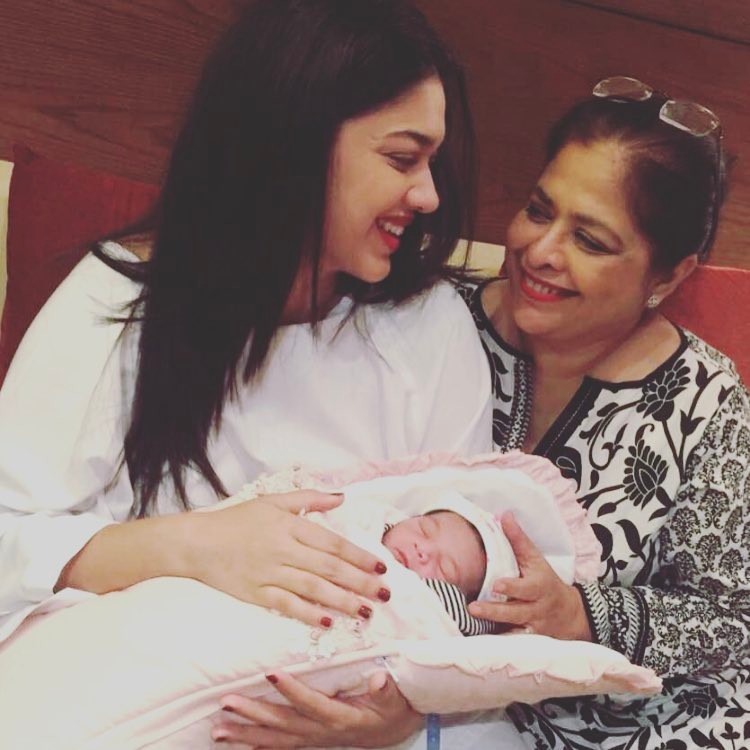 Beautiful Pictures of Sanam Jung with Her Daughter