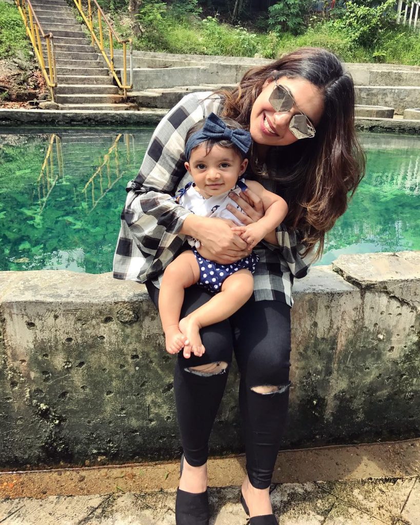 Beautiful Pictures of Sanam Jung with Her Daughter