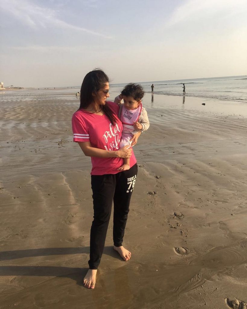 Beautiful Pictures of Sanam Jung with Her Daughter