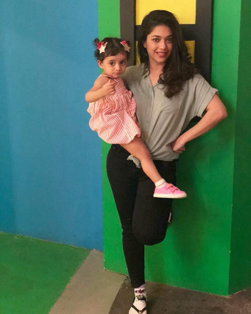 Beautiful Pictures of Sanam Jung with Her Daughter
