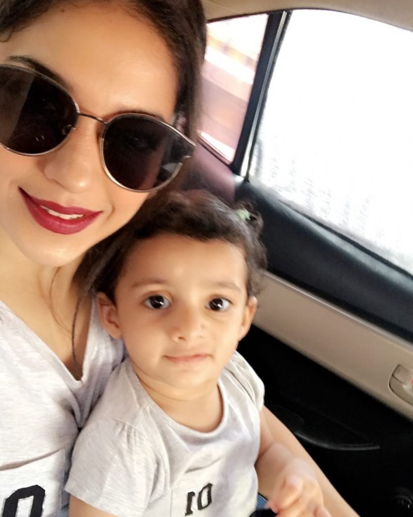 Beautiful Pictures of Sanam Jung with Her Daughter