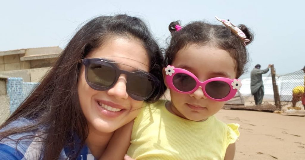 Beautiful Pictures of Sanam Jung with Her Daughter