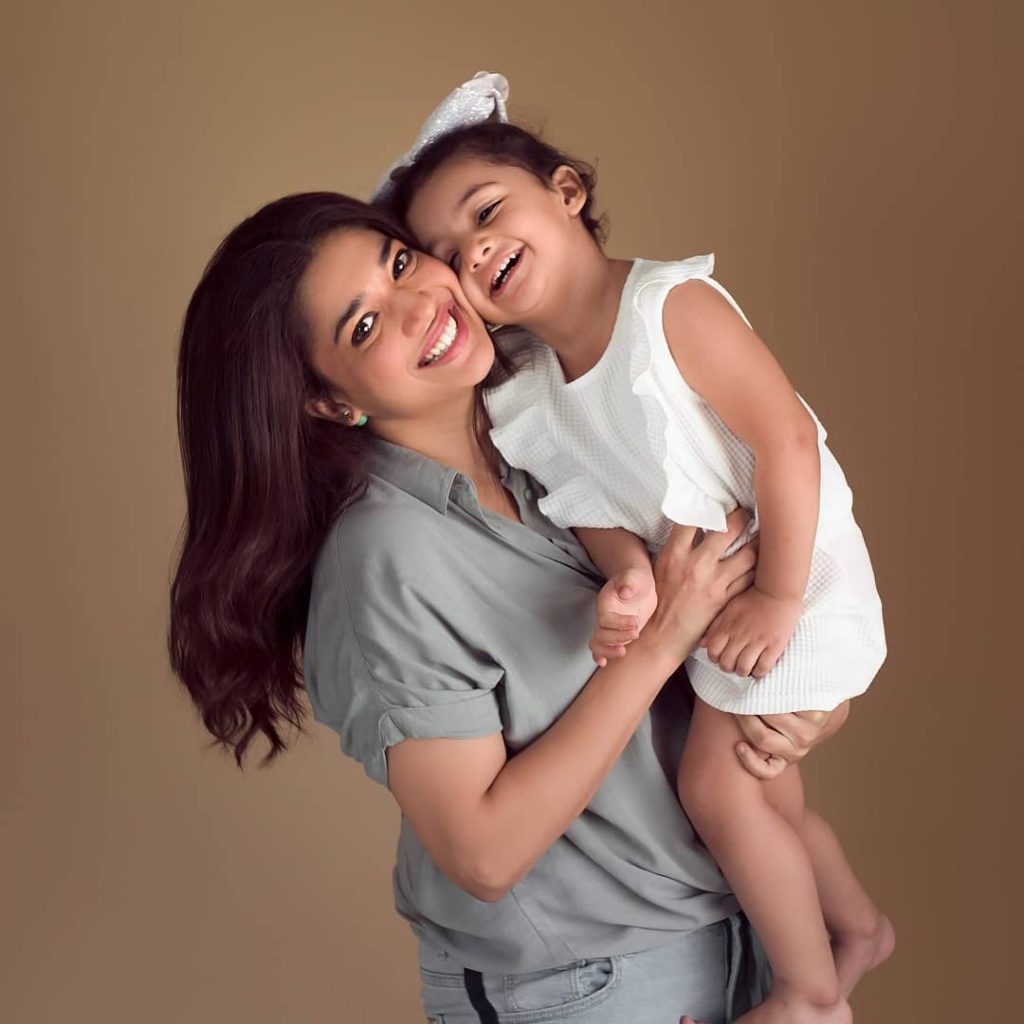 Beautiful Pictures of Sanam Jung with Her Daughter