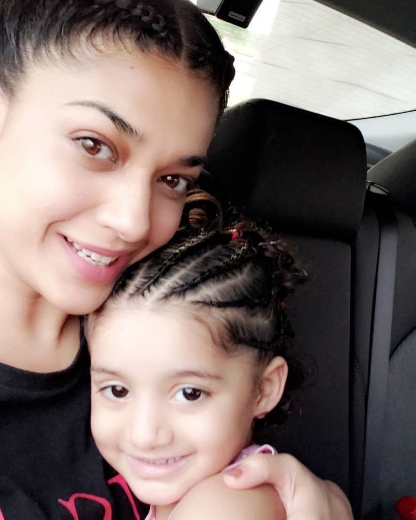 Beautiful Pictures of Sanam Jung with Her Daughter