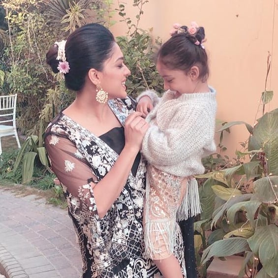 Beautiful Pictures of Sanam Jung with Her Daughter