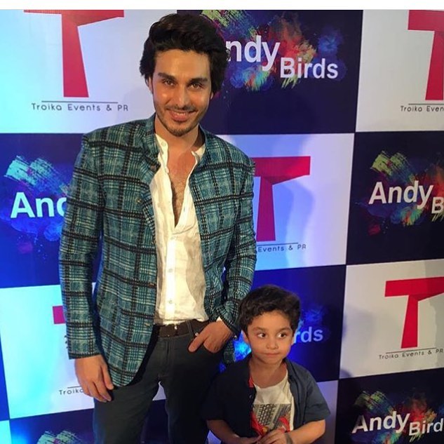 20 Candid Clicks of Ahsan Khan with His Kids