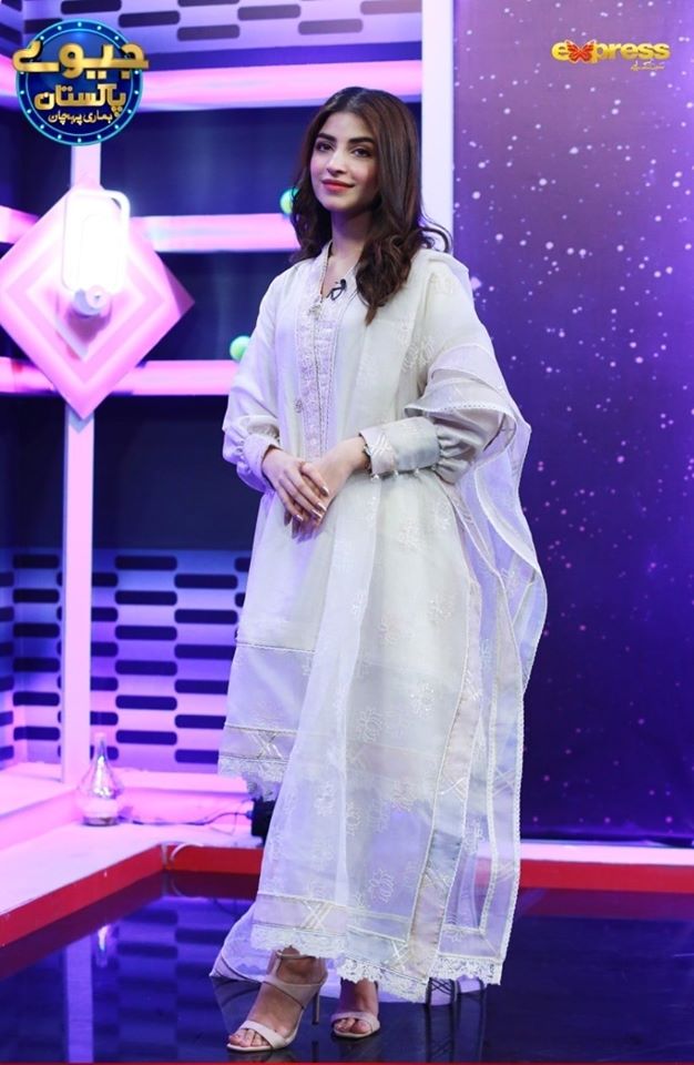 Kinza Hashmi is Looking Gorgeous in Jeeeway Pakistan Game Show