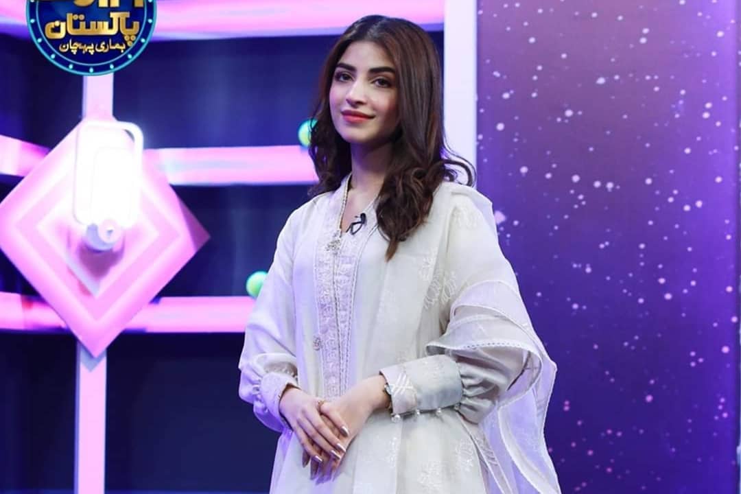 Kinza Hashmi is Looking Gorgeous in Jeeeway Pakistan Game Show