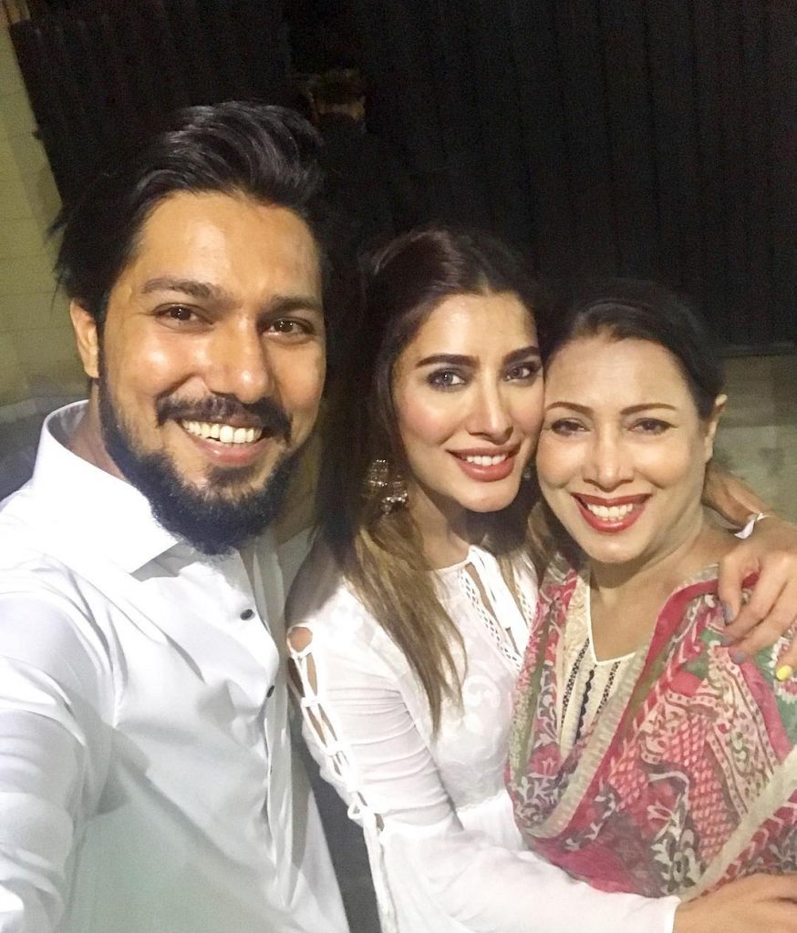 Unseen Pictures of Mehwish Hayat with Close Family