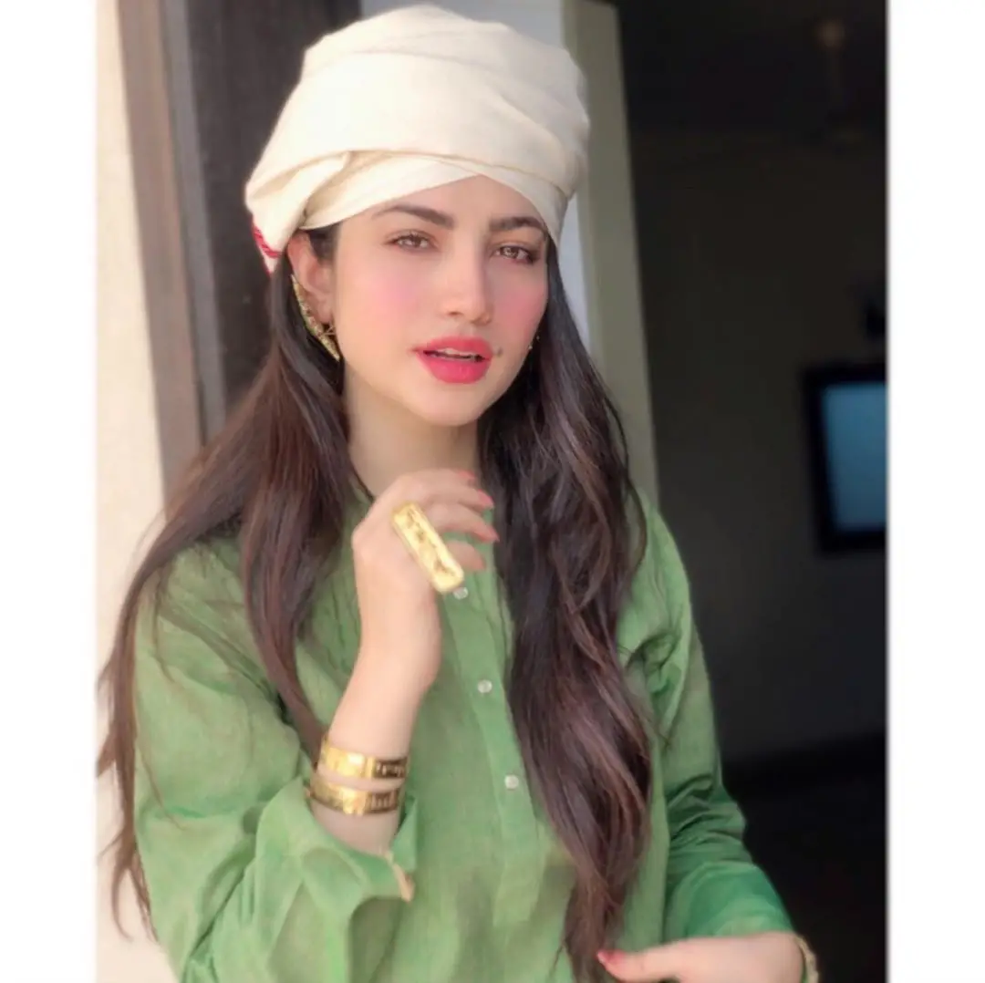 Actress Neelam Muneer Talks About Her Viral Dance Video | Reviewit.pk