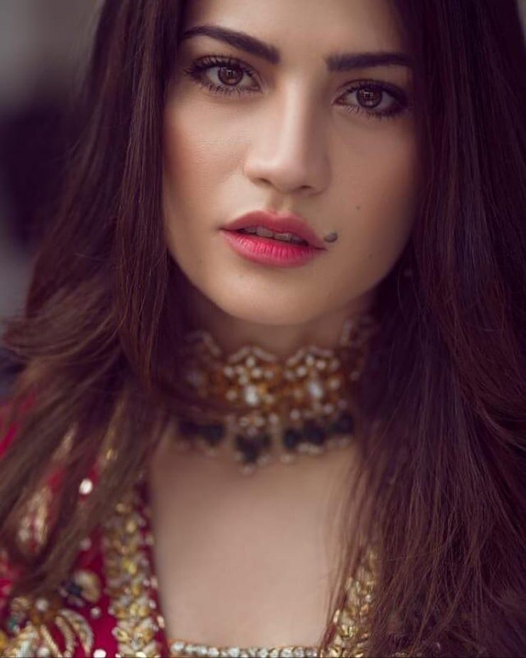 Seductive Poses of Neelum Munir that Make Her Look more HOT | Reviewit.pk