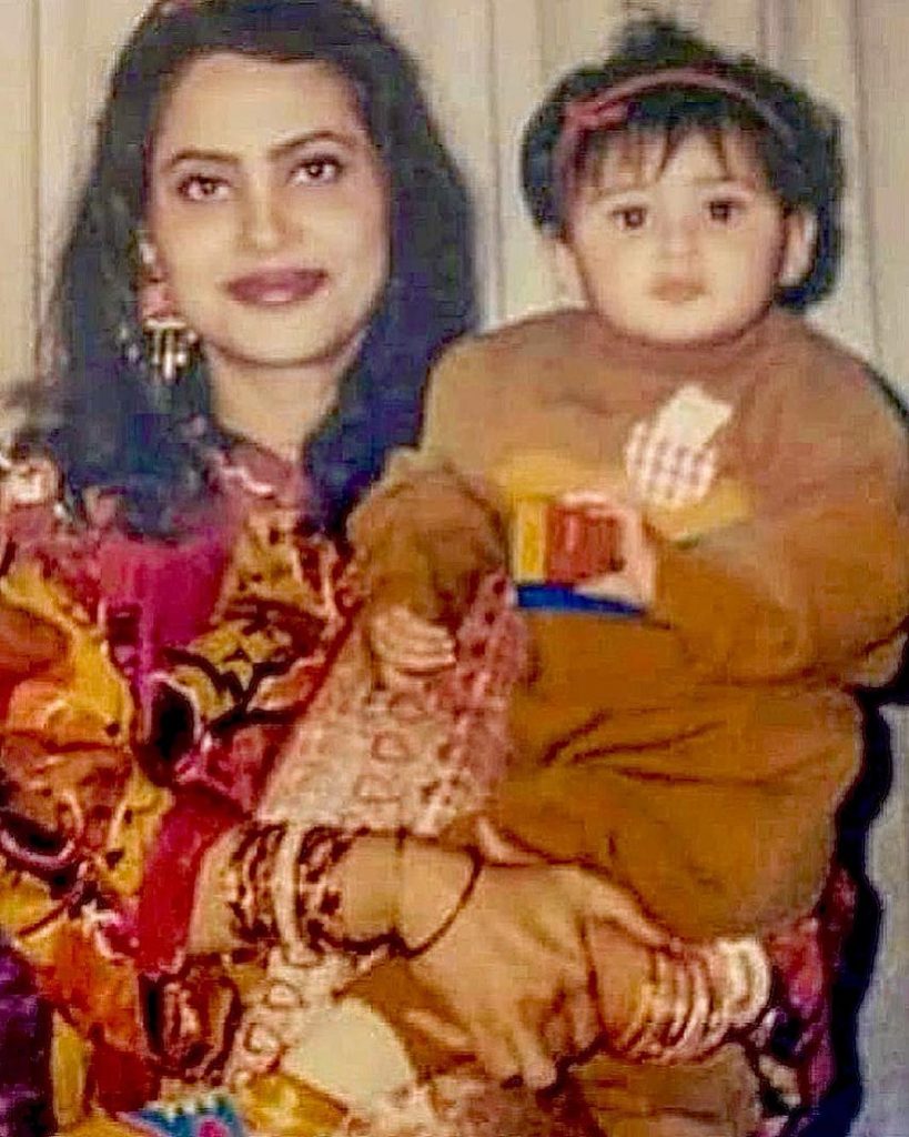 Sajal Aly Shares Adorable Picture With Her Mom