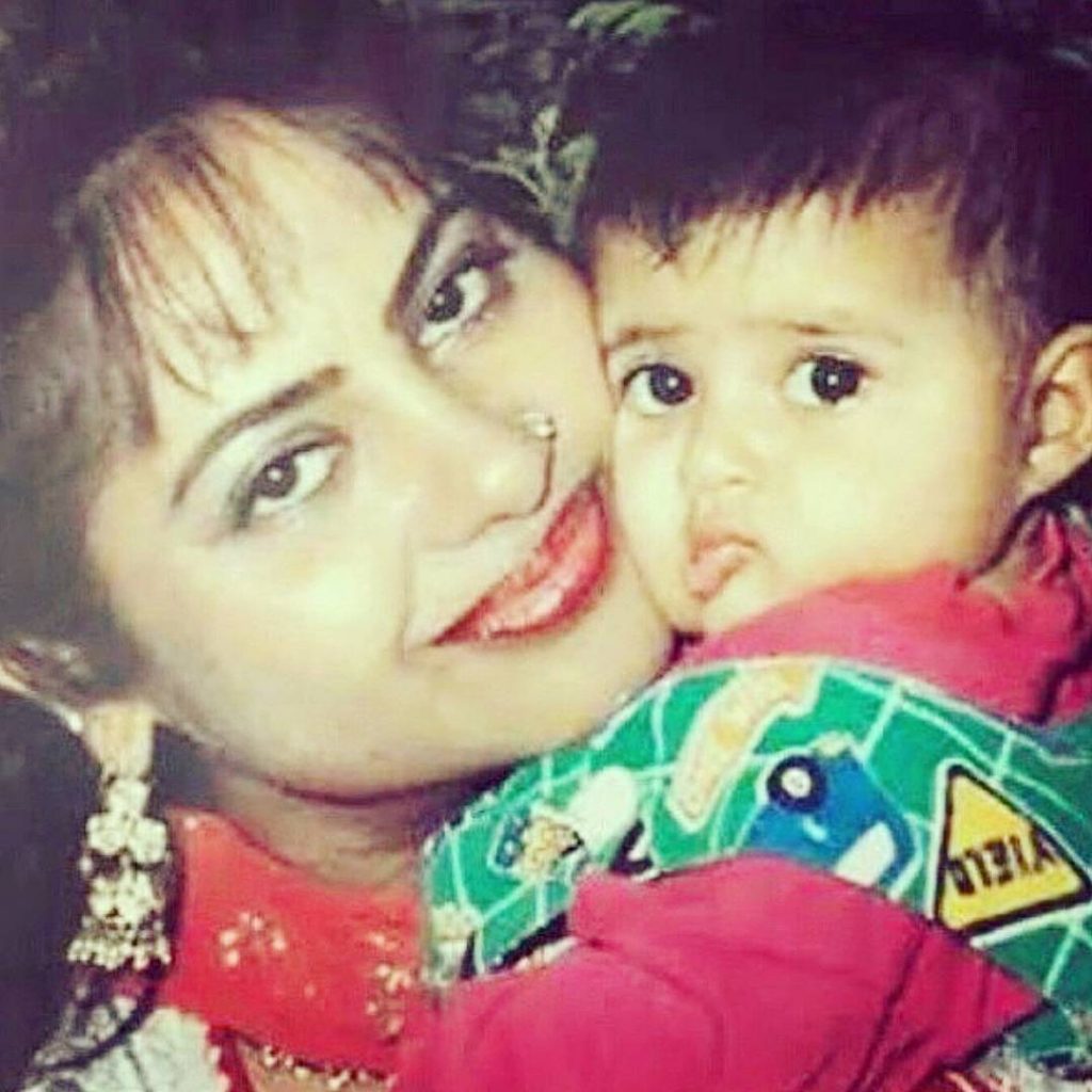 Sajal Aly Shares Adorable Picture With Her Mom