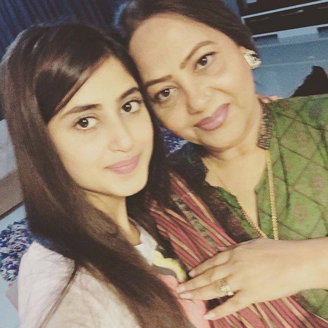 Sajal Aly Shares Adorable Picture With Her Mom