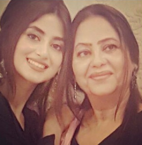 Sajal Aly Shares Adorable Picture With Her Mom