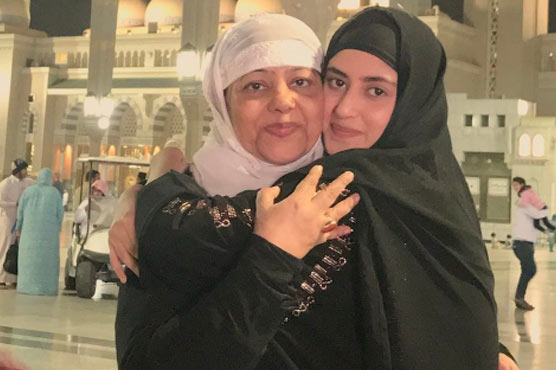 Sajal Aly Shares Adorable Picture With Her Mom