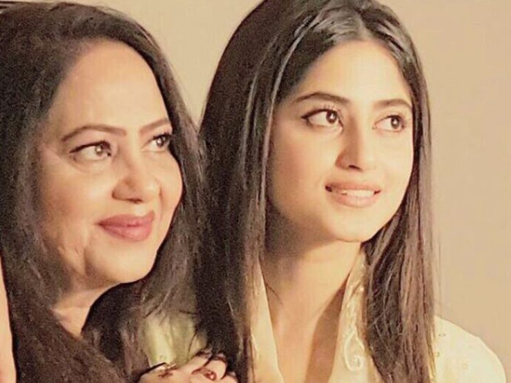 Sajal Aly Shares Adorable Picture With Her Mom | Reviewit.pk