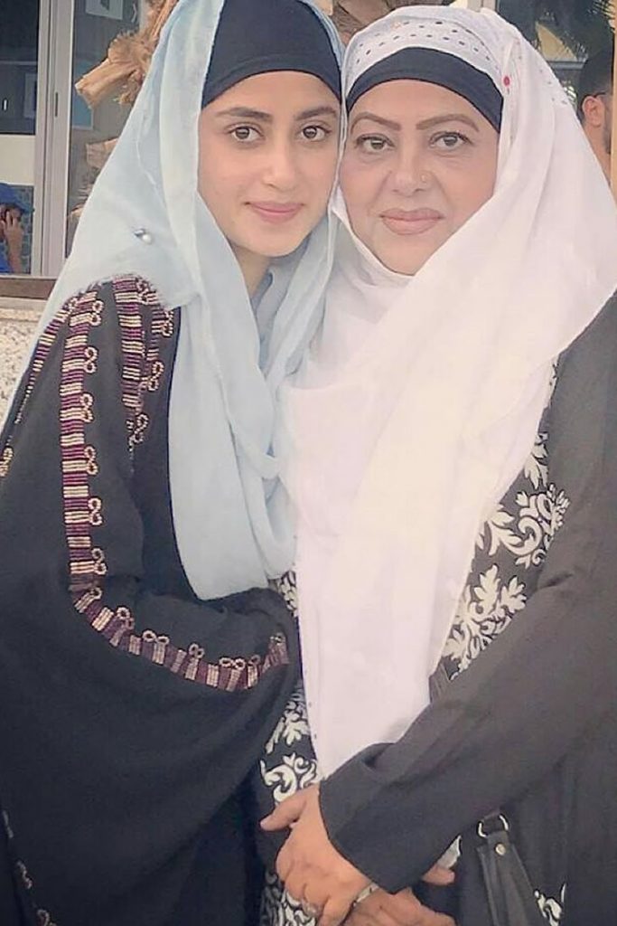 Sajal Aly Shares Adorable Picture With Her Mom