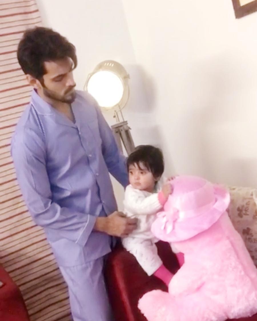 Adorable Pictures of Wahaj Ali with His Daughter | Reviewit.pk