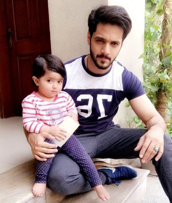 Adorable Pictures of Wahaj Ali with His Daughter | Reviewit.pk