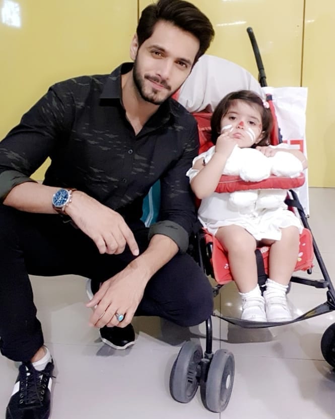 Adorable Pictures of Wahaj Ali with His Daughter