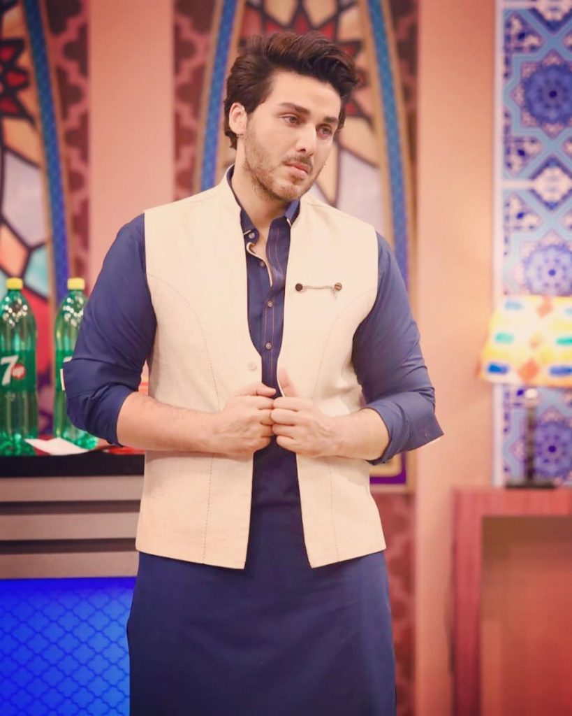 Ahsan Khan Pays Visit To Data Darbar