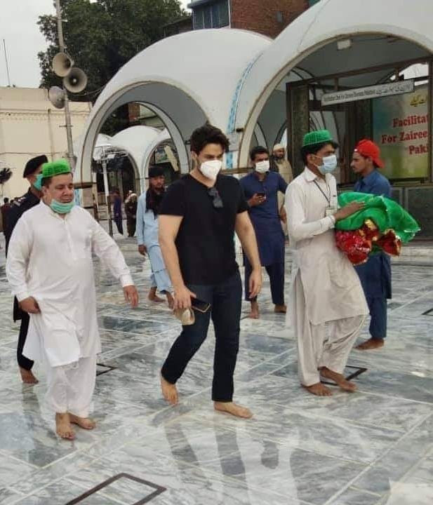 Ahsan Khan Pays Visit To Data Darbar