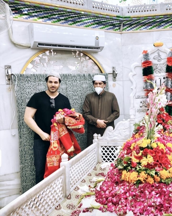 Ahsan Khan Pays Visit To Data Darbar