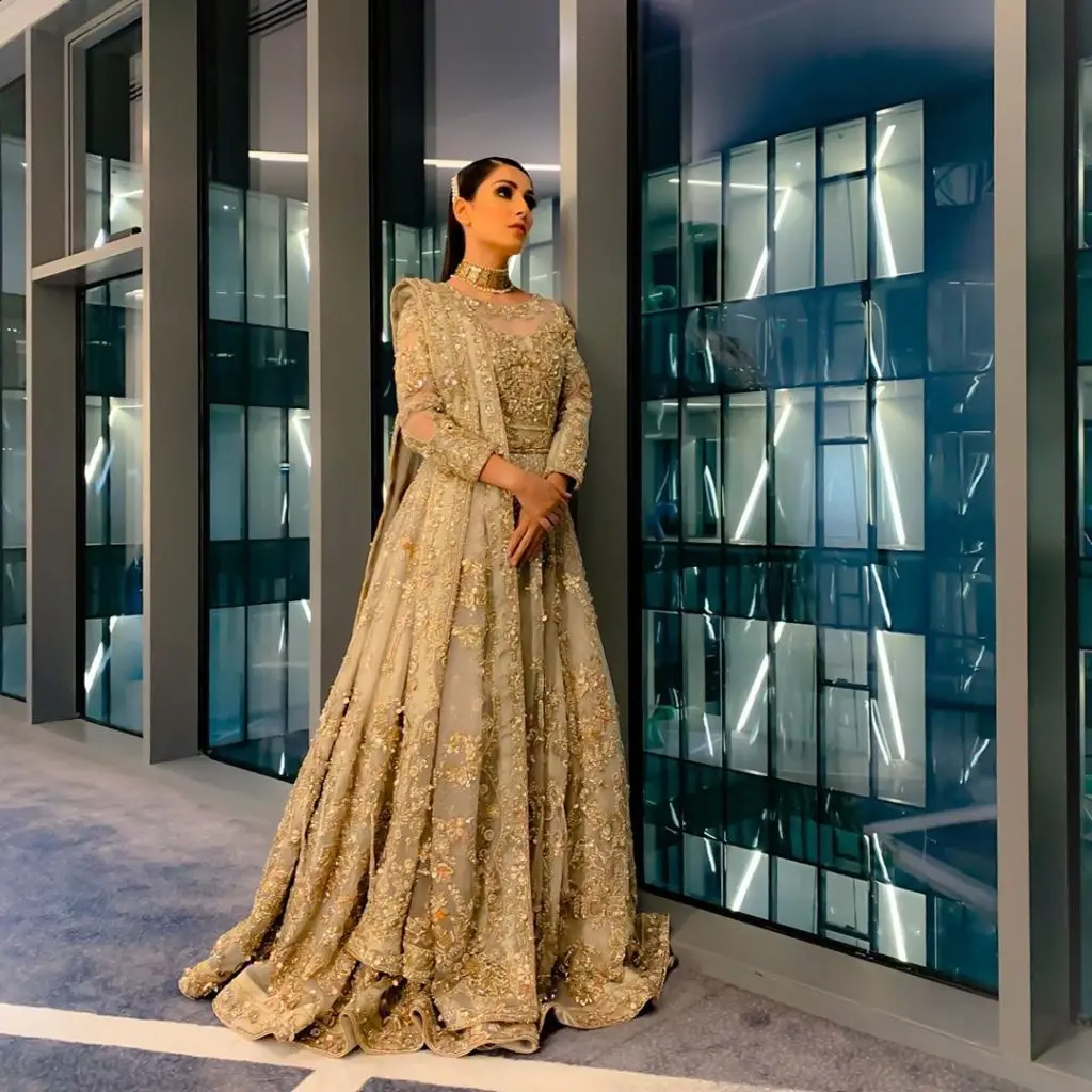 Beautiful Clicks of Ayeza Khan in Graceful Frocks