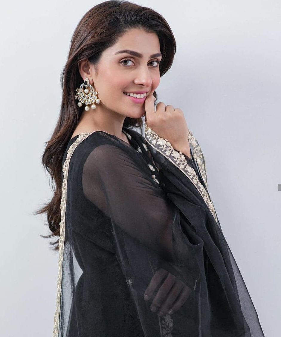 Signature Makeup Looks of Top 5 Pakistani Actresses