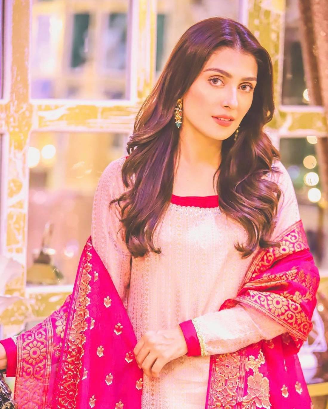 Ayeza Khan In Gorgeous Pink Dresses – 24/7 News - What is Happening ...