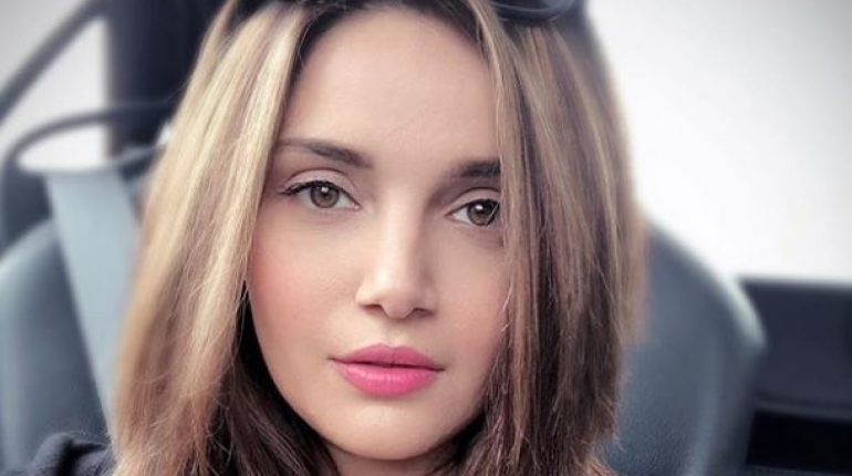 Armeena Khan Looks All Bold and Beautiful in these Pictures