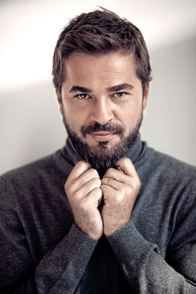 Engin Altan Duzyatan AKA Ertugrul�s Cute Video With Son Reviewit.pk