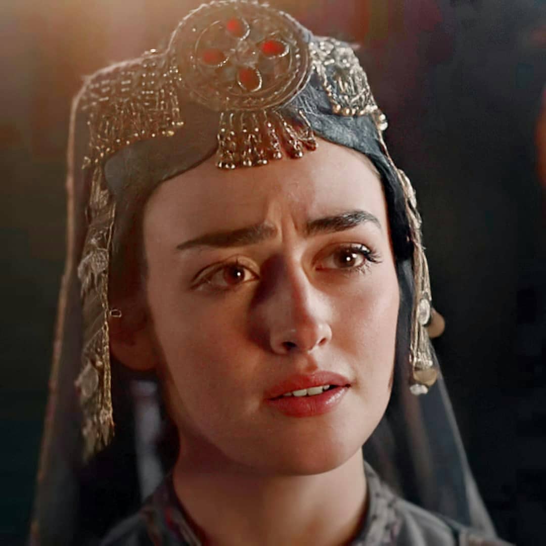 Esra Bilgiç Aka Halima Sultan's 10 Beautiful Looks from Dirilis Ertugrul