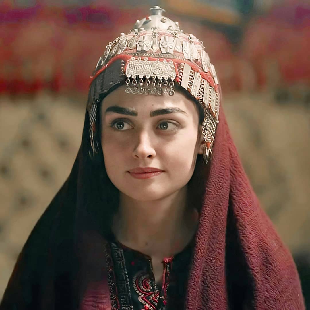 Esra Bilgiç Aka Halima Sultan's 10 Beautiful Looks from Dirilis Ertugrul