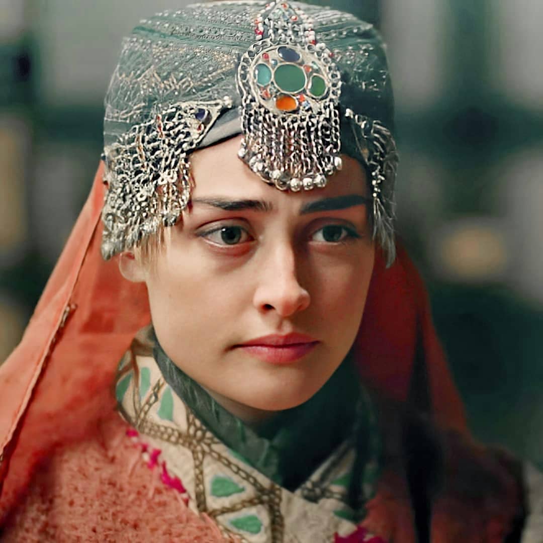 Esra Bilgiç Aka Halima Sultan's 10 Beautiful Looks from Dirilis Ertugrul