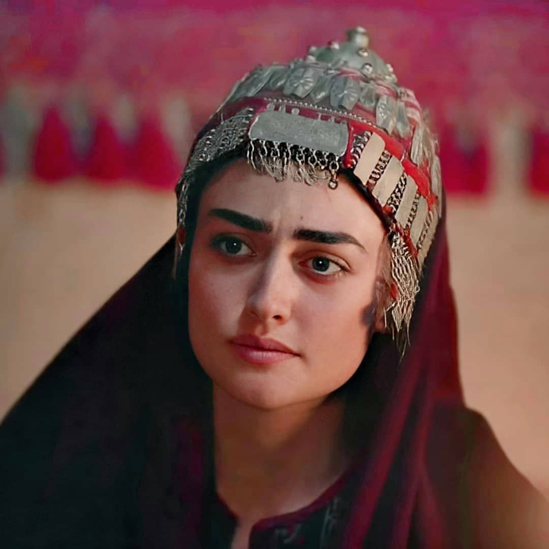 Esra Bilgiç Aka Halima Sultan's 10 Beautiful Looks from Dirilis Ertugrul