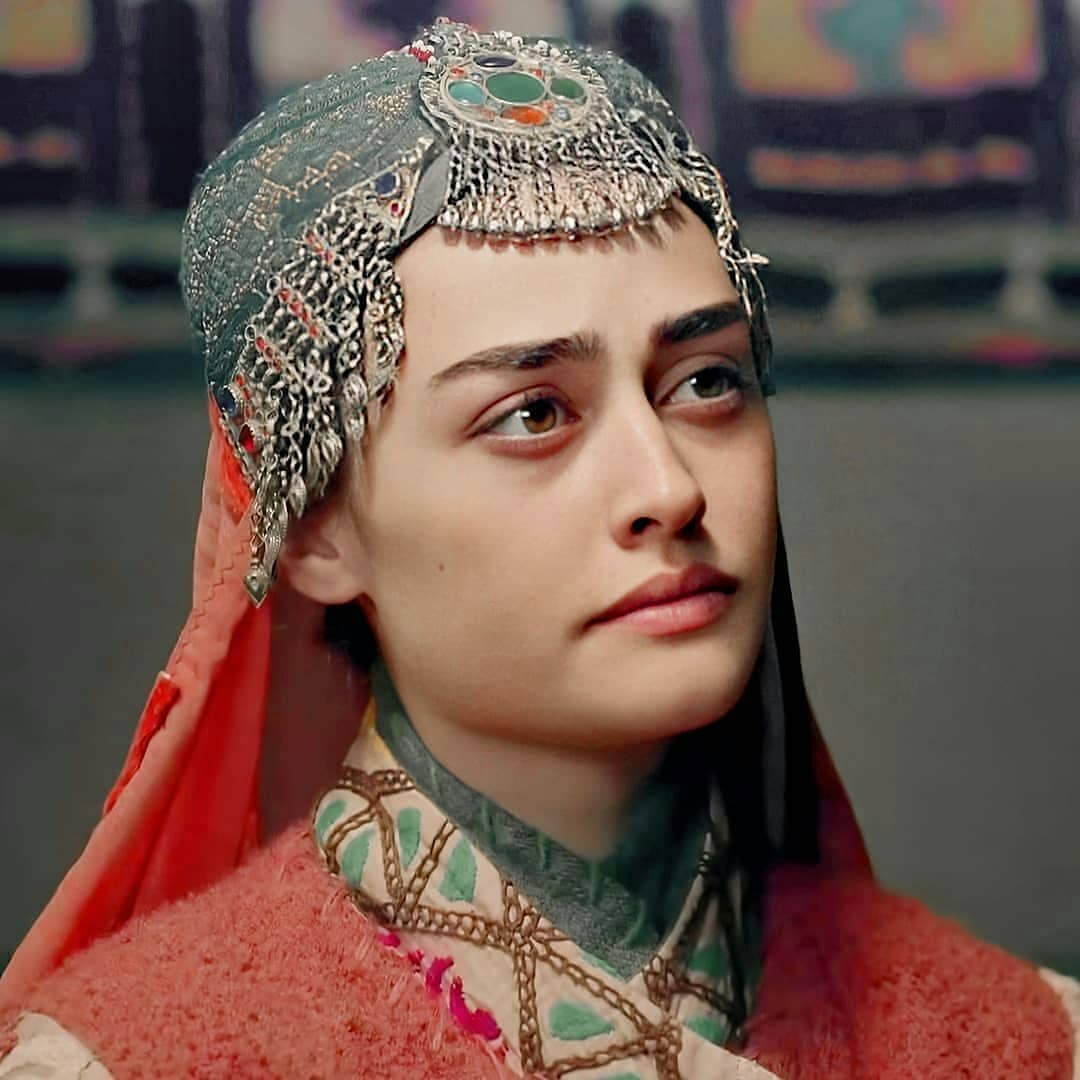 Esra Bilgiç Aka Halima Sultan's 10 Beautiful Looks from Dirilis Ertugrul