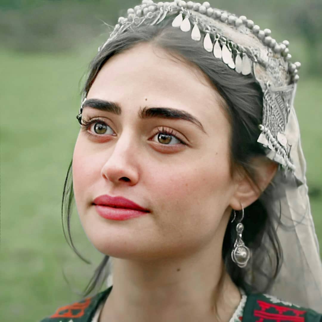 Esra Bilgiç Aka Halima Sultan's 10 Beautiful Looks from Dirilis Ertugrul