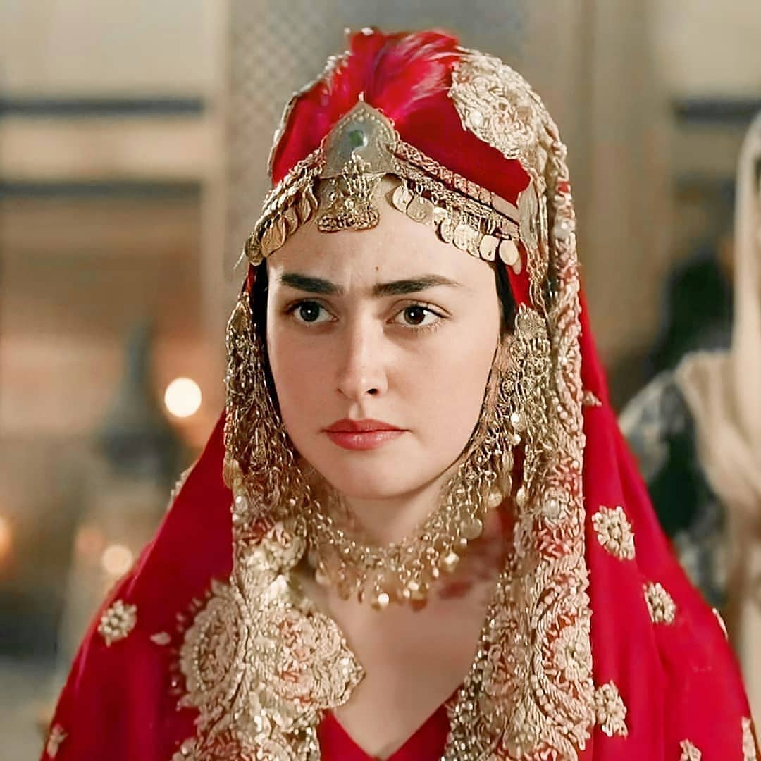 Esra Bilgiç Aka Halima Sultan's 10 Beautiful Looks from Dirilis Ertugrul
