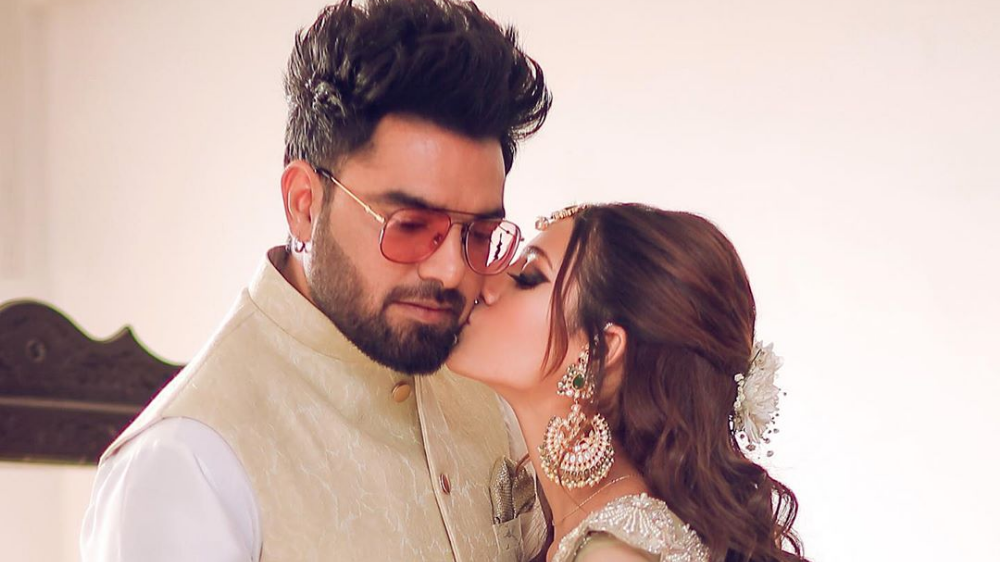 Iqra Aziz Unhappy With Yasir Hussain's Photography Skills