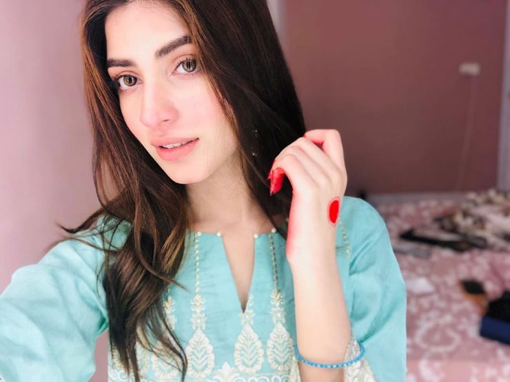 Gorgeous Actress Kinza Hashmi Latest Beautiful Clicks | Reviewit.pk