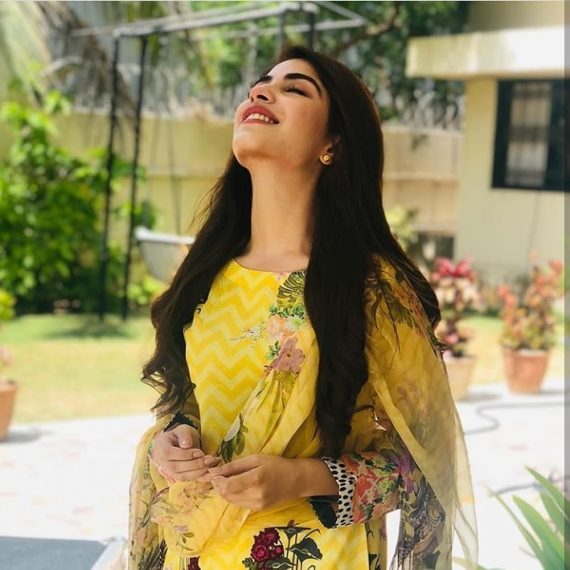 Gorgeous Actress Kinza Hashmi Latest Beautiful Clicks | Reviewit.pk