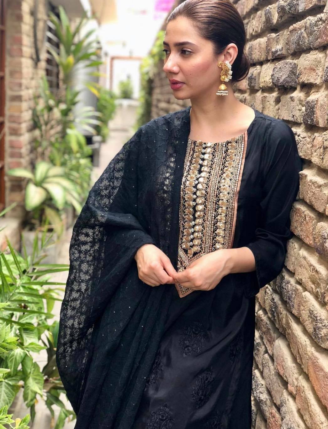 How Pakistani girls Dress up? | Pakistani kurta designs, Girls black dress, Simple  dresses