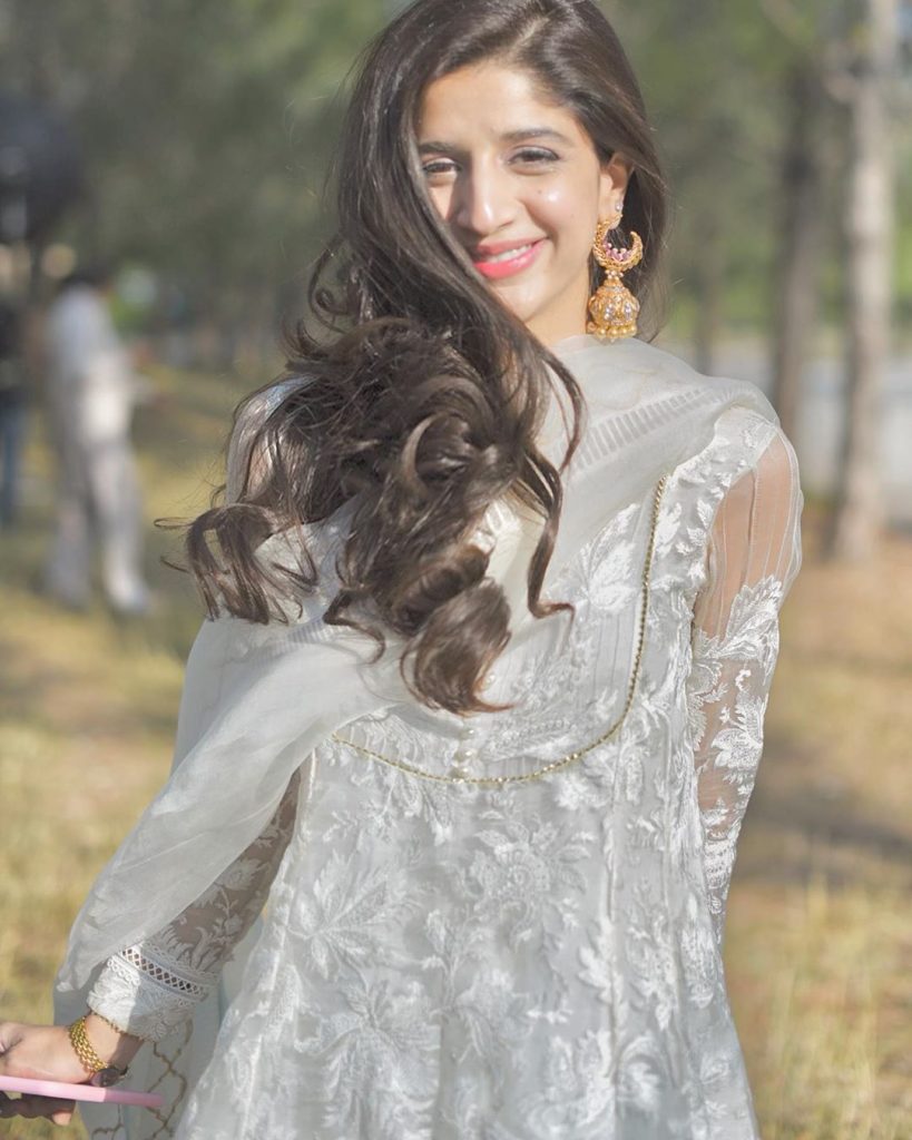 Mawra Hocane Is Okay With Public Harassment And Twitteraties Can't Believe This