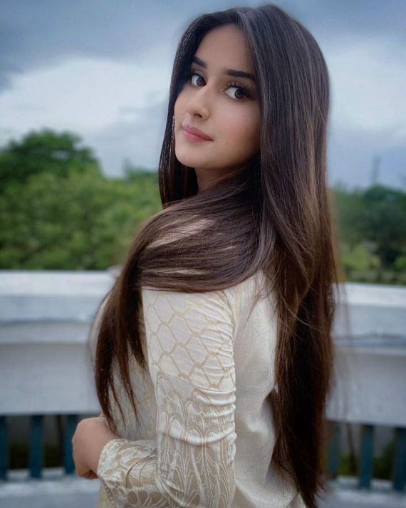 tiktoker-alishbah-anjum-didn-t-like-ayeza-khan-s-acting-reviewit-pk