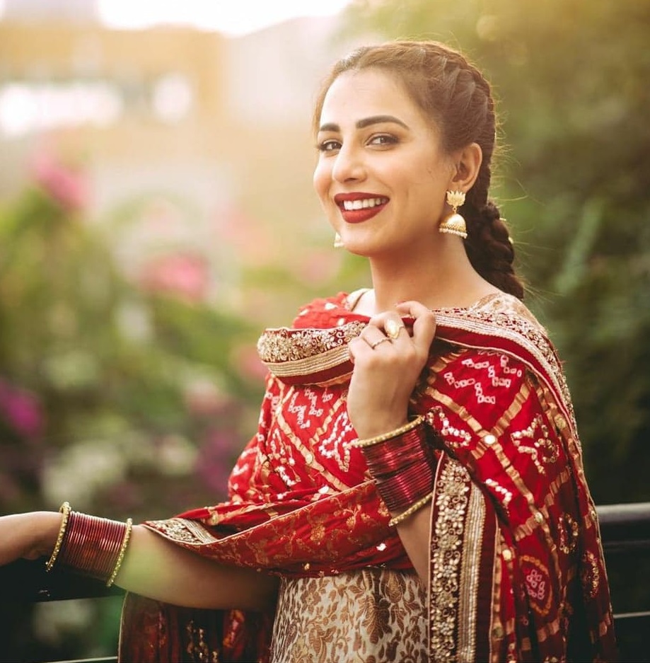 Hania Amir Don't Want Ushna Shah To Lose Hope In Her