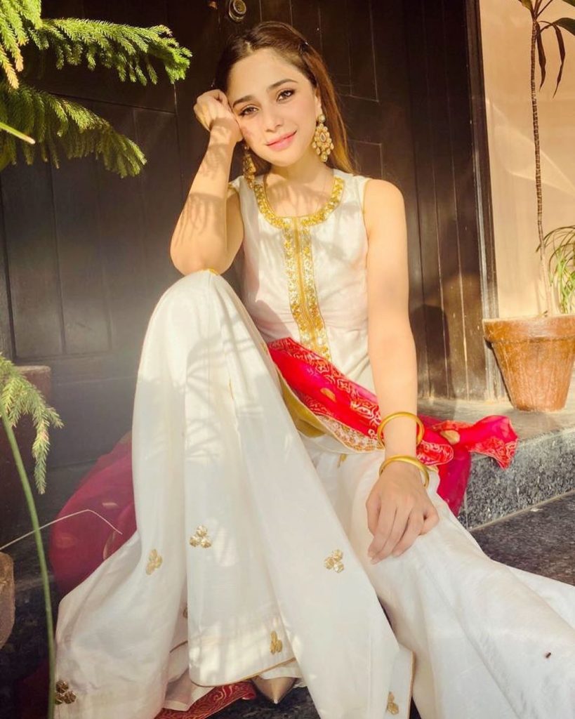 Aima Baig is a True Poser – Best Pictures in High Quality